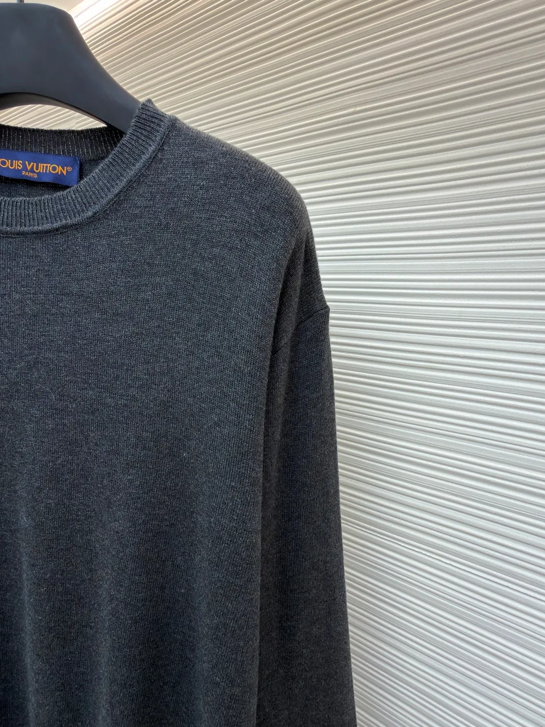 LOUIS VUITTON cuff jacquard cashmere sweater ●Original version: Purchased and developed for 15100 ●Item number: 1681848-A75 ●Fabric: wool blended fabric ●Technology: jacquard knitting ●Color: gray ●Type: fitted version ●Weight: about 370 grams ●Size: S-M-L-XL ●Description: Made of 55% cashmere fabric with 45% cotton. The fabric is soft and comfortable and does not cling to the upper body. The three-dimensional and stylish version can be worn outside or as a base layer. The fabric is washed frequently to fix the pattern and color. The jacquard is made of professional point jacquard on wool looms imported from Germany, and is reproduced from the original 1:1 scanned pattern. This round-neck pullover is made of soft cashmere in trendy tones and features Monogram elements on the ribbed knitted cuffs. It goes well with a variety of looks. The overall wiring is straight and delicate, the fabric is comfortable and soft, and the color is consistent without color difference. It can be matched with the same style to create a fashionable look and control various occasions. Customized accessories, complete with three standards, same style for men and women!